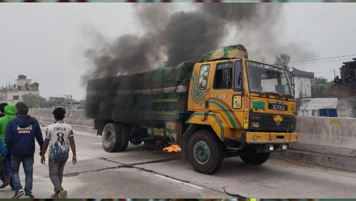 শাজাহানপুরে ট্রাকের নিচে মোটরসাইকেল ঢুকে কলেজছাত্র নিহত